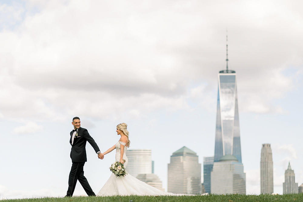 "Our ceremony was in the main ballroom, in front of the tall windows overlooking the Hudson River. We timed it so the sun was setting behind us and golden light was reflecting off the water and the buildings." - Jillian &amp; Alan

manhattanbride.com/real-weddings/…