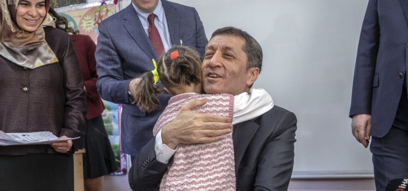 Eğitimin ulvi gayesini ancak yüreğinde hisseden, çocukları için dertlenen bir insan böyle candan, sevgi dolu bir baba böyle samimi ve içten evladına sarılabilir. Koca Yürekli Bakan iyiki varsın... #İyikiVarsınZiyaSelcuk