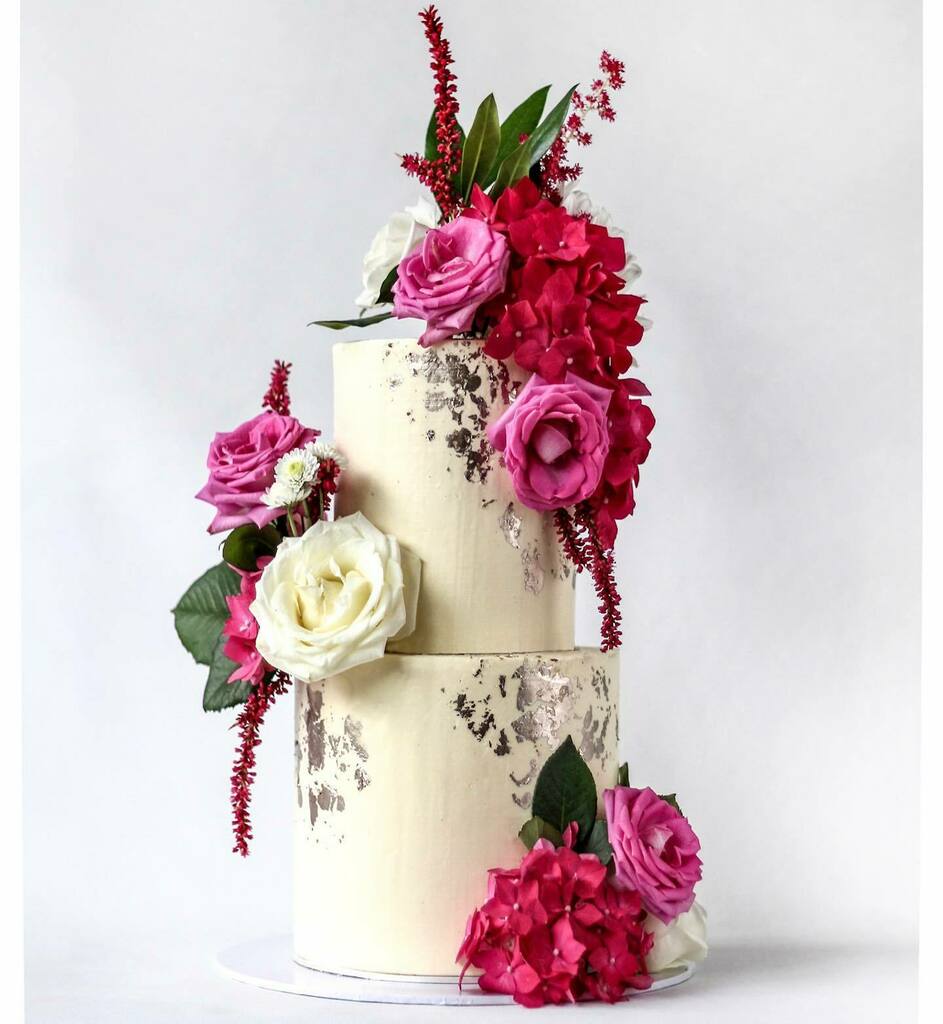 Floral engagement/Agd cake from the weekend, Congratulations Ama! 🌺
.
.
#floralcakes #buttercreamcake #engagmentcake #agd #womenscakes #cakesforher #birthdaycakes #smbccake #sheffieldcakes #cakephoto #buttercreambirthdaycake #luxuryevents  #sheffield… instagr.am/p/CDMtabiAZtE/