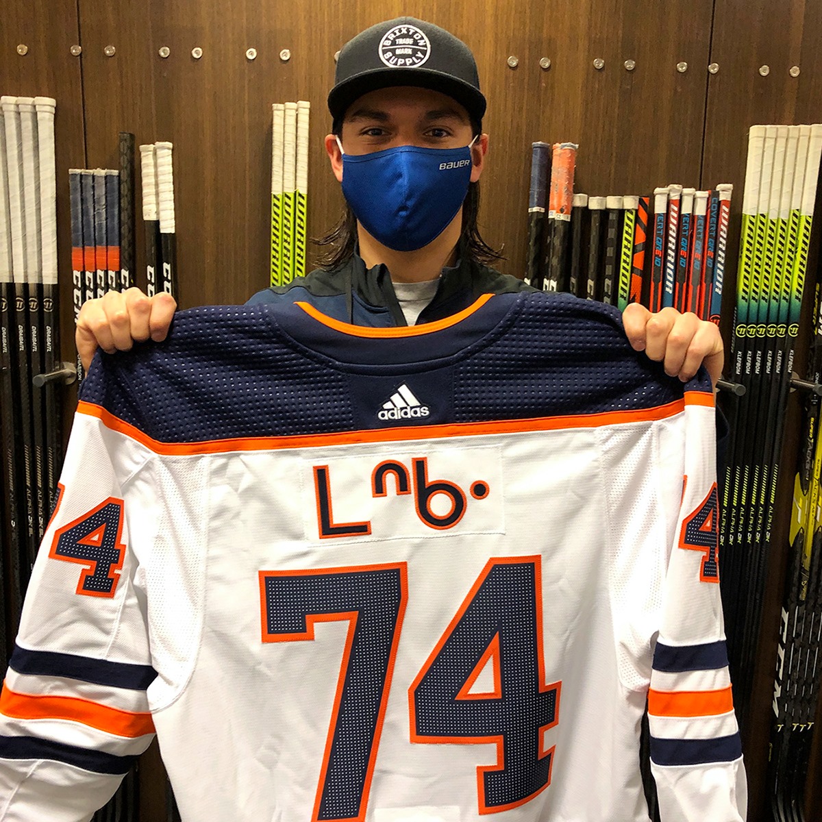 Ochapowace Nation’s Ethan Bear will be showing off his name bar in Cree syllabics during Tuesday night’s exhibition game.

The Oilers defenseman says he’s wearing the jersey on behalf of all Indigenous hockey players and those who hope to play in the NHL.

Photo: <a href="/EdmontonOilers/">Edmonton Oilers</a>