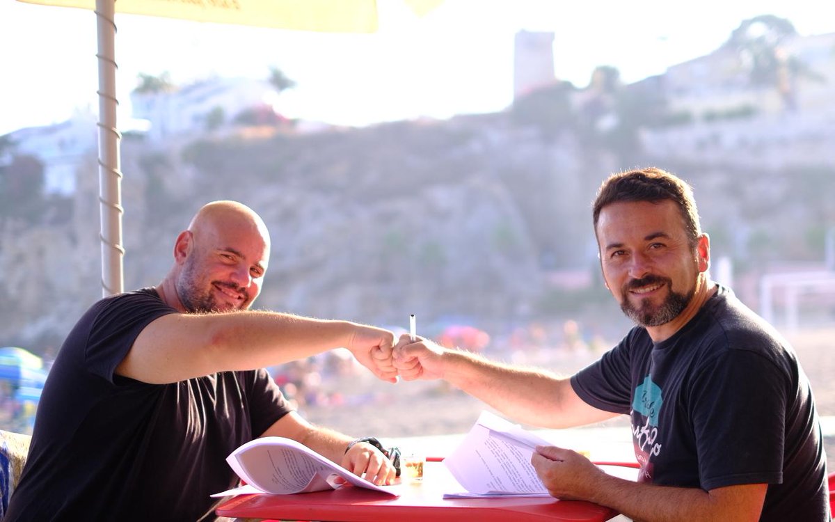 Hachazoman's tweet photo. Poca cosa me da más respeto que firmar un contrato.  Esta tarde, en las playas de Rincón de la Victoria y con viento de Poniente, @PonsAlberto y yo hemos puesto tinta a la alianza. ¡Van a temblar hasta las butacas! #hauntedfaces #terror #largometraje https://t.co/7pLHPvhpyb