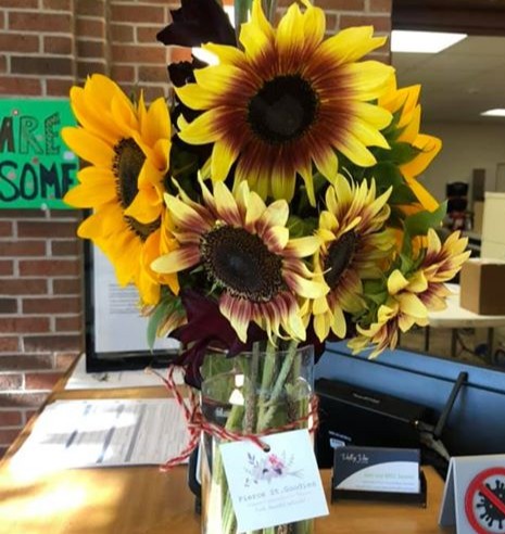 nexcarewellbdge's tweet image. Thank you Pierce St. Goodies, Kate DeJong, for the beautiful sunflowers to brighten the residents’ day at Valley View. #teamvalleyview #sunflowers #community