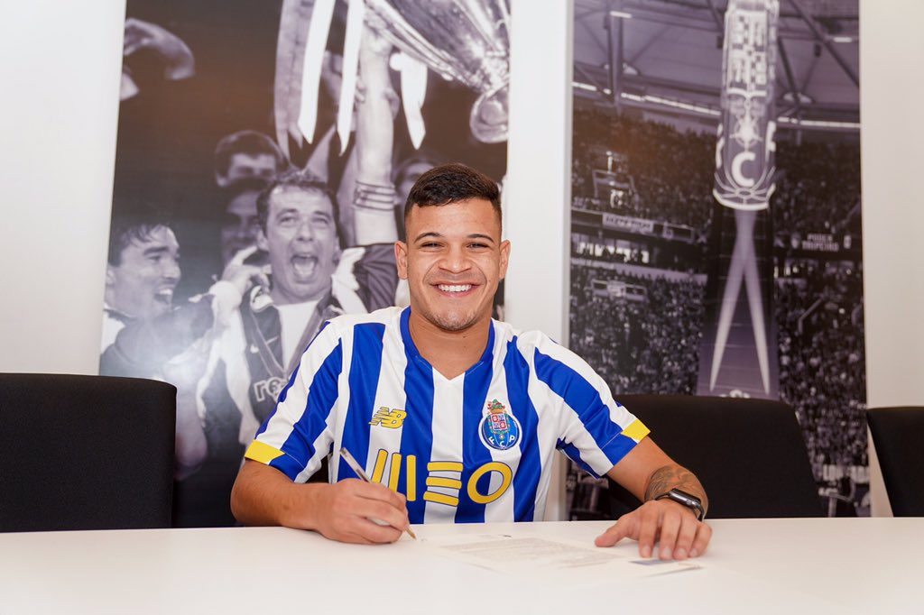 cgmoreira22's tweet photo. Hoje eu estou realizando o sonho que tenho desde criança, defender um dos maiores clubes do mundo. https://t.co/LhTSw4UFYf