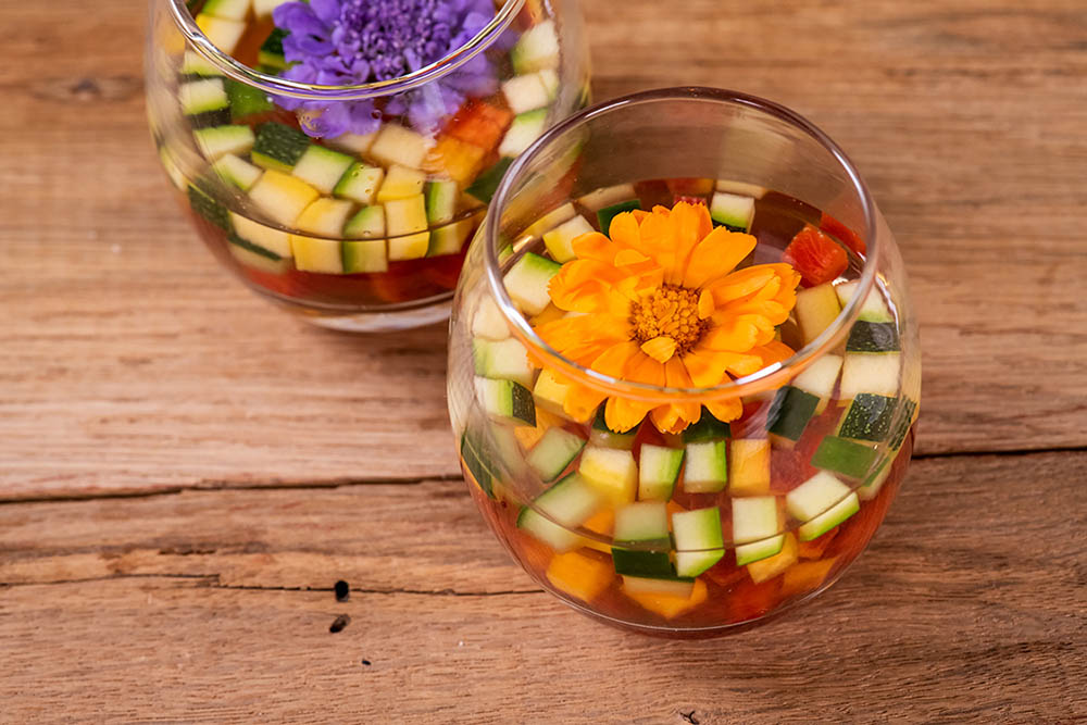 Plant-based catering is blooming! That's what this Catering Magazine article is highlighting. You'll get lots of great information, especially if you're looking to switch up your #menu offerings: bit.ly/3gtzkDq