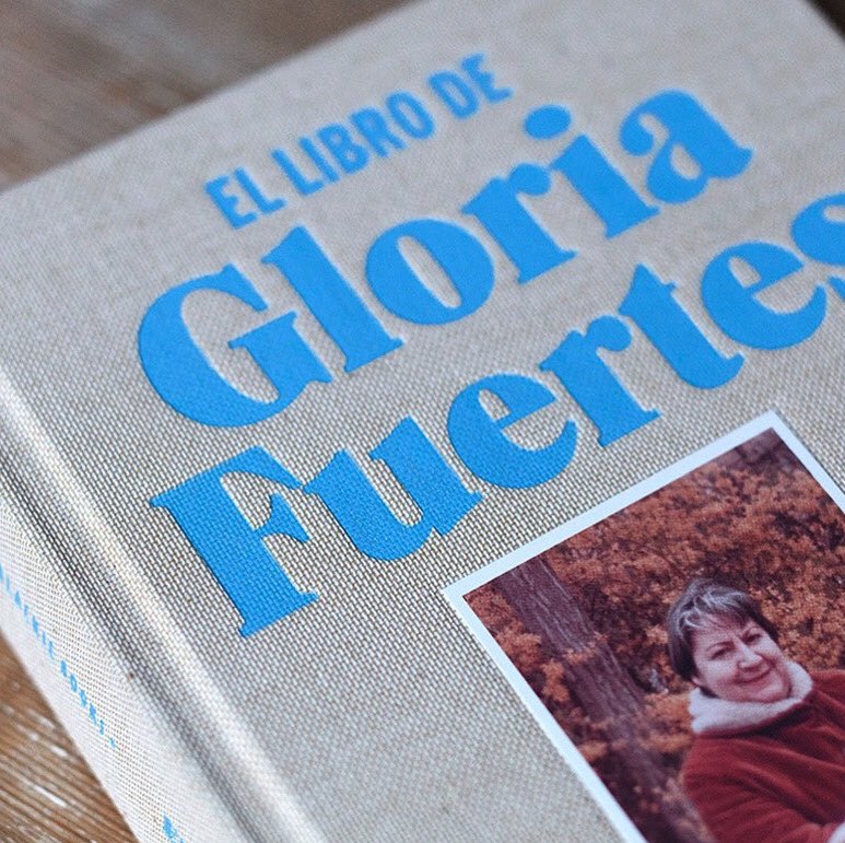 BlackieBooks's tweet photo. Me dijeron:
—O te subes al carro
o tendrás que empujarlo.

Ni me subí ni lo empujé. 
Me senté en la cuneta 
y alrededor de mí,
a su debido tiempo, 
brotaron las amapolas.

GLORIA FUERTES
(Hoy hace 103 años que nació y está más viva que nunca). https://t.co/zQrxsPUHdb