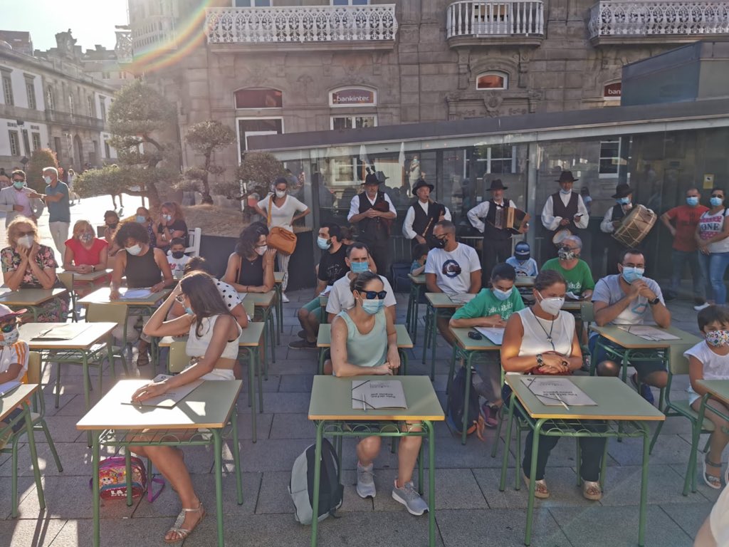 FoanpasV's tweet photo. Quixeramos agradecervos a tod@s a vosa presenza na representación de hoxe 28 Xullo para solicitar recursos e negociación coa comunidade educativa do #protocolocovid19 da @Xunta . Nas #aulasencovid ou o menos posible e imprescindible os recursos humans e materiais (<ratio alumnos) https://t.co/MXac1868lk