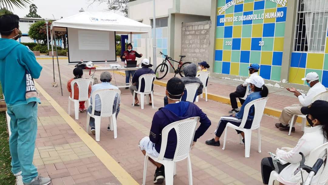 Daniel61sneros's tweet photo. Durante la actividad de aseo realizada este fin de semana en la playa y malecón de nuestra parroquia #SantaRosa, instalamos una carpa informativa (audiovisual), con la finalidad de concientizar a la ciudadanía sobre la importancia de ubicar los desechos en su lugar. https://t.co/iX8urUNSE3