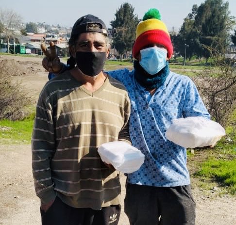 MuniCerrillos's tweet image. #Monitoras del equipo de #GestiónComunitaria prepararon y entregaron en esta jornada, junto al equipo de #SeguridadCiudadana, colaciones a personas en situación de calle. Una hermosa ruta de la solidaridad 👩🏽‍🍳👨🏻‍🍳💕dedicada a personas que tanto lo necesitan. #Cerrillos #Solidaridad