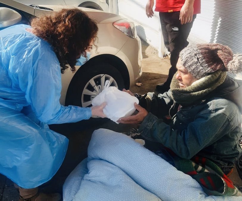 MuniCerrillos's tweet image. #Monitoras del equipo de #GestiónComunitaria prepararon y entregaron en esta jornada, junto al equipo de #SeguridadCiudadana, colaciones a personas en situación de calle. Una hermosa ruta de la solidaridad 👩🏽‍🍳👨🏻‍🍳💕dedicada a personas que tanto lo necesitan. #Cerrillos #Solidaridad