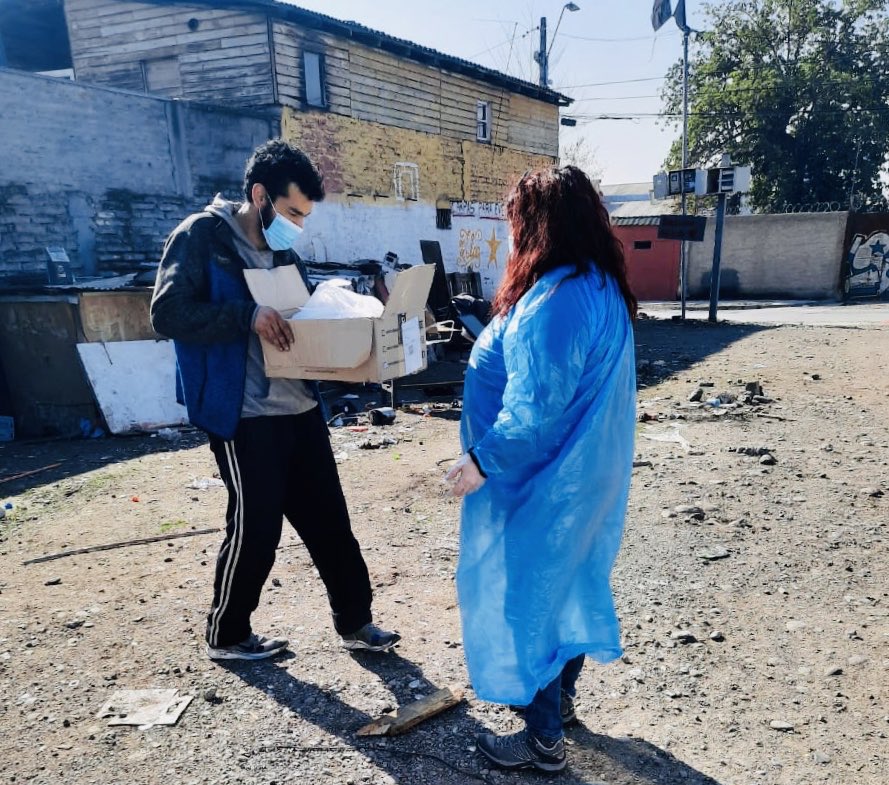 MuniCerrillos's tweet image. #Monitoras del equipo de #GestiónComunitaria prepararon y entregaron en esta jornada, junto al equipo de #SeguridadCiudadana, colaciones a personas en situación de calle. Una hermosa ruta de la solidaridad 👩🏽‍🍳👨🏻‍🍳💕dedicada a personas que tanto lo necesitan. #Cerrillos #Solidaridad