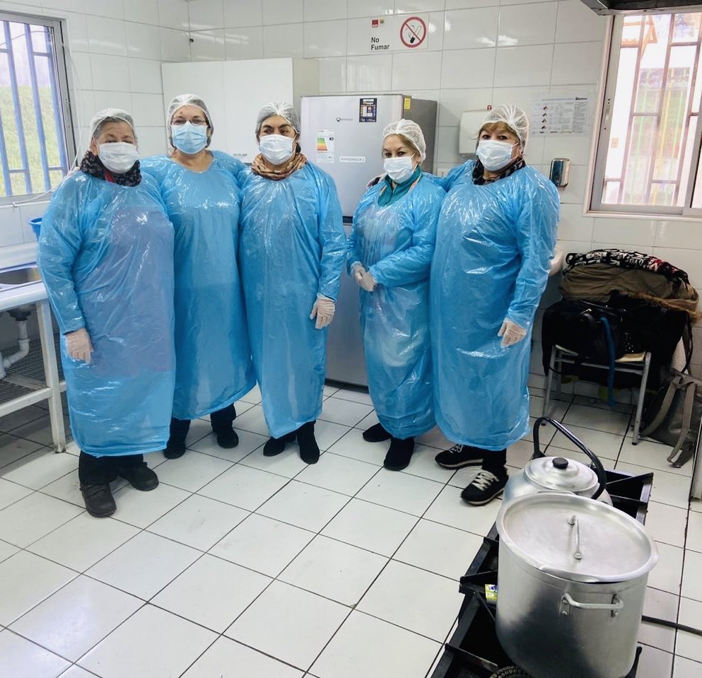 MuniCerrillos's tweet image. #Monitoras del equipo de #GestiónComunitaria prepararon y entregaron en esta jornada, junto al equipo de #SeguridadCiudadana, colaciones a personas en situación de calle. Una hermosa ruta de la solidaridad 👩🏽‍🍳👨🏻‍🍳💕dedicada a personas que tanto lo necesitan. #Cerrillos #Solidaridad