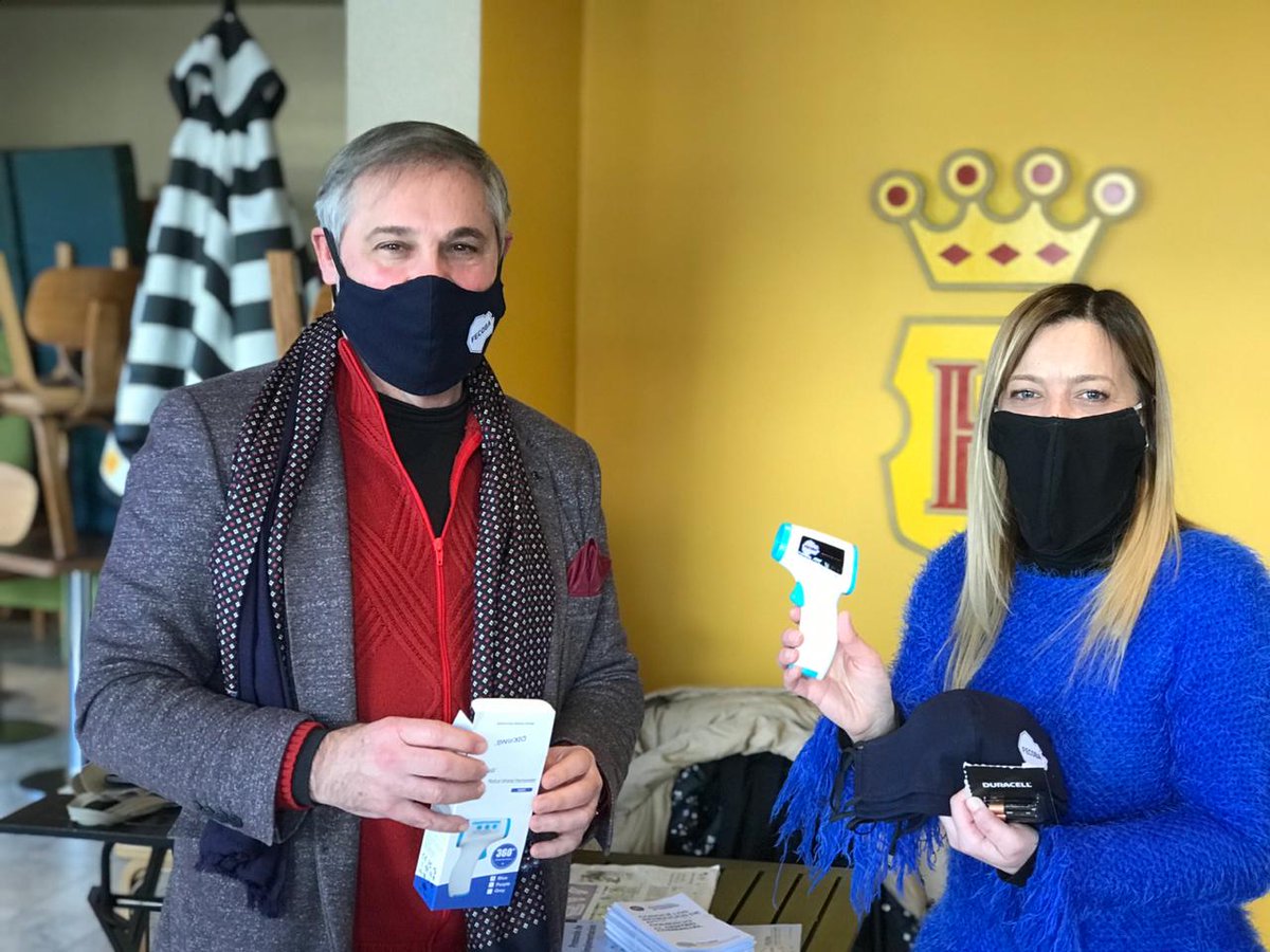 FECOBAORG's tweet photo. El presidente de FECOBA, @fxcastillo61, realizó hoy una nueva recorrida por centros comerciales para entregar kits con tapabocas, termómetros infrarrojos y afiches informativos. Visitó a comerciantes de av. Warnes, Villa Crespo, Villa Pueyrredón, Ortúzar y Parque Chas. https://t.co/AEZDlI5xvO