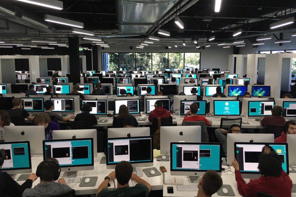 #Société : Lisbonne inaugure l'ouverture de la première école "42" du Portugal 🇵🇹 ! Une école du numérique gratuite, sans professeurs et sans horraires.

L'école "42" est déjà présente à Paris, Rio, Fremont (Californie), ou encore Tokyo. google.com/amp/s/eco.sapo…