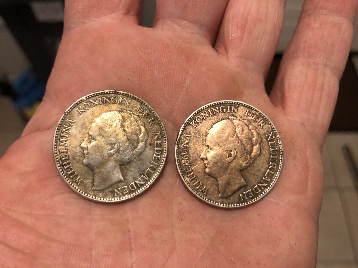 4ernst's tweet photo. Ik had nog nooit een Gulden gevonden met de metaaldetector en nu opeens 2 van zilver uit 1930 en 1931 en daarnaast nog een aantal andere zilveren muntjes + een oude knoop en 5 cent uit de oorlog. Mooi stukje land vandaag. #leukeHobby https://t.co/VA0USAHSCt