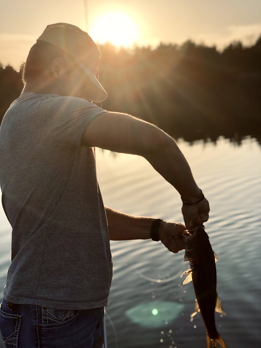amy_gardner99's tweet photo. Hey @tj_pullen, I’ll be back in 5 days. Can we go fishing please? https://t.co/eOK8rN1pKt