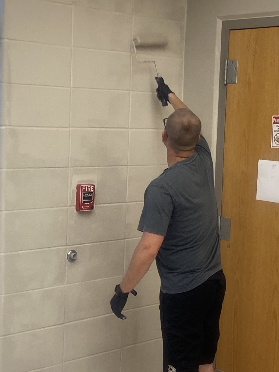 anderson_middle's tweet photo. A little paint, a little food, and plenty of fun. A lot going on at AMS today! #RedbirdFamily https://t.co/HkyaW6ub2j