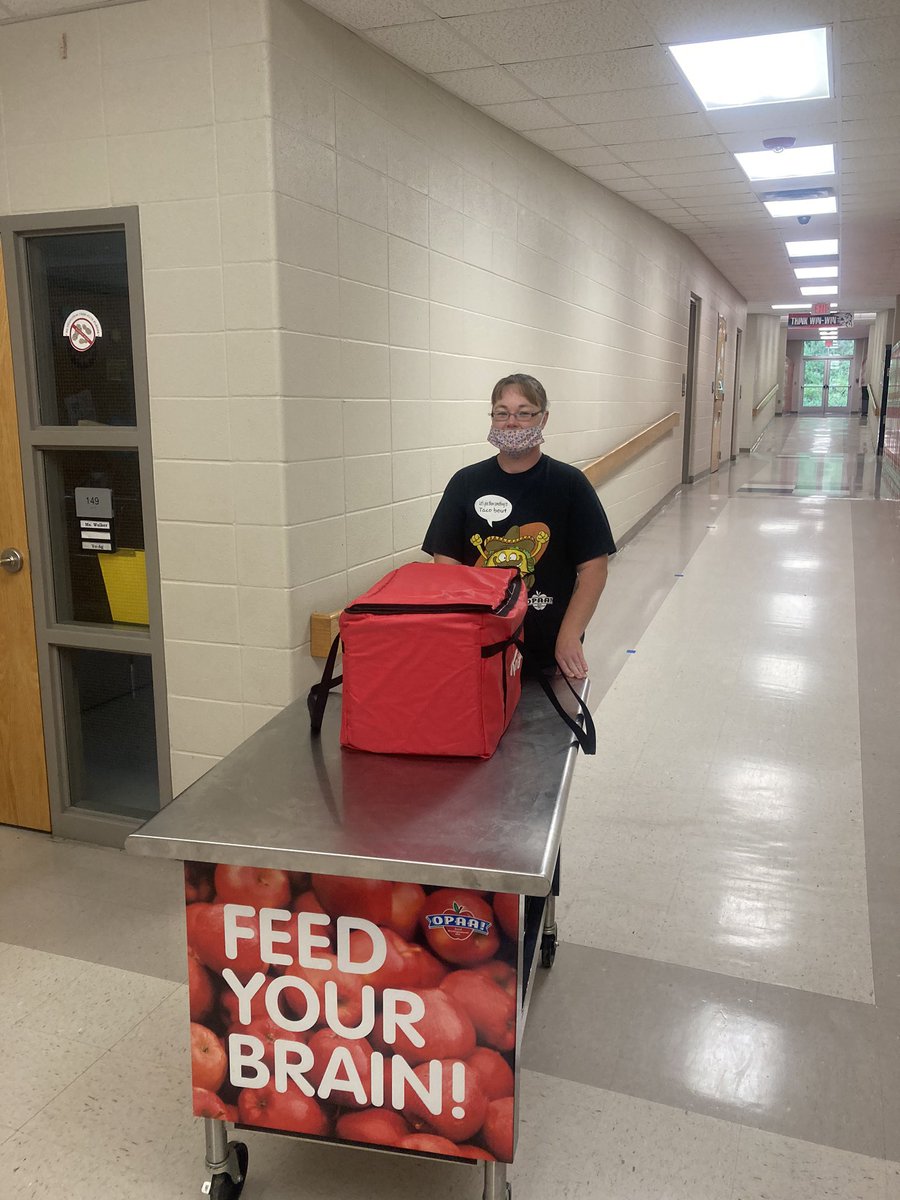 anderson_middle's tweet photo. A little paint, a little food, and plenty of fun. A lot going on at AMS today! #RedbirdFamily https://t.co/HkyaW6ub2j