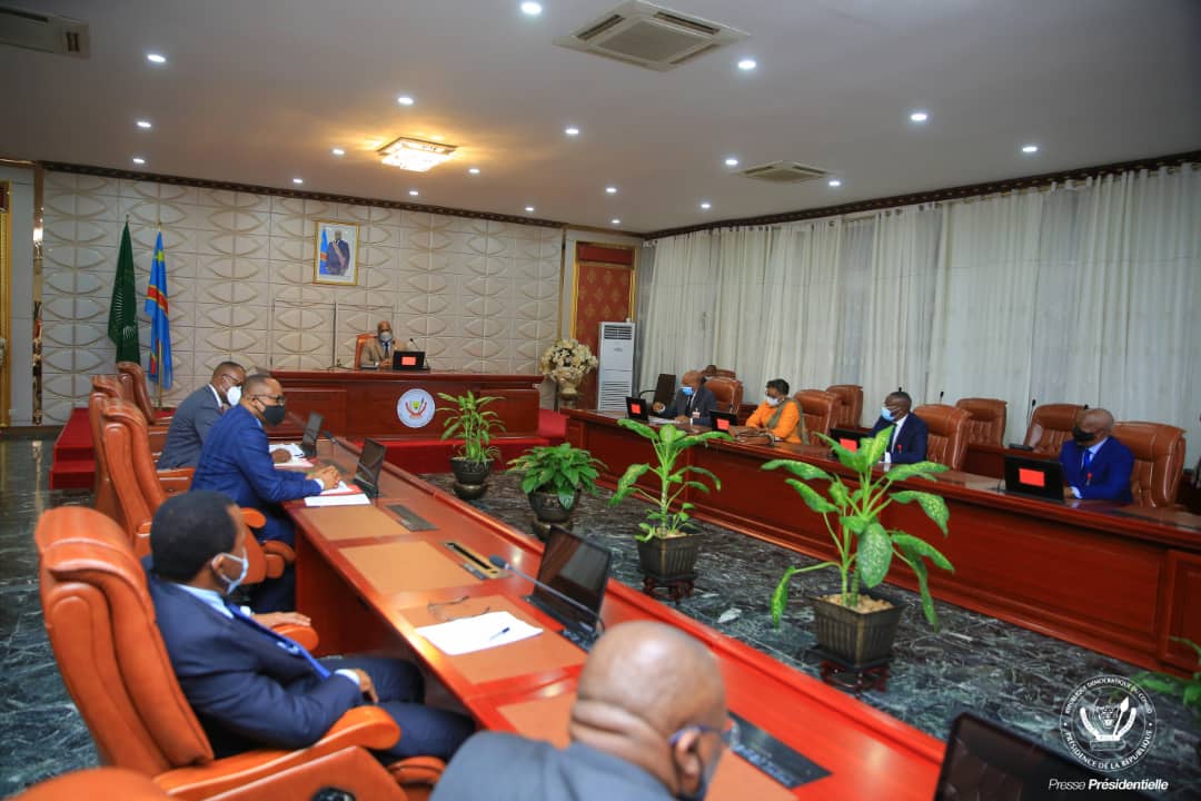 Presidence_RDC's tweet photo. #RDC 28.07.2020| #CitéUA Des élus nationaux et quelques membres de la Société Civile, réunis au sein du collectif des "Signataires de l'Appel du 11 juillet 2020 en vue d'un consensus sur le Processus électoral",ont échangé avec le Chef de l'État,Félix-Antoine Tshisekedi Tshilombo https://t.co/mkkrrp6fFO