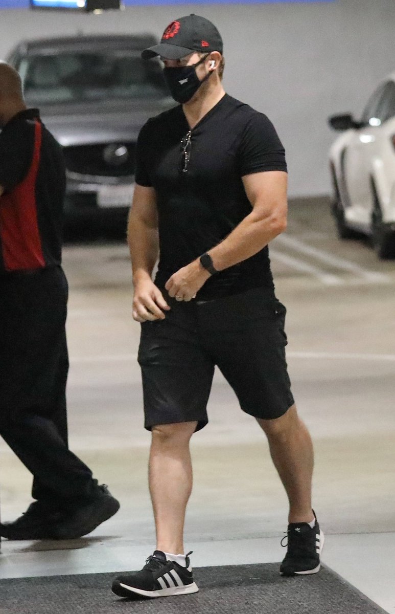 cprattnews's tweet photo. New candids of Chris Pratt on 28/07. https://t.co/t5ayMiRjx6