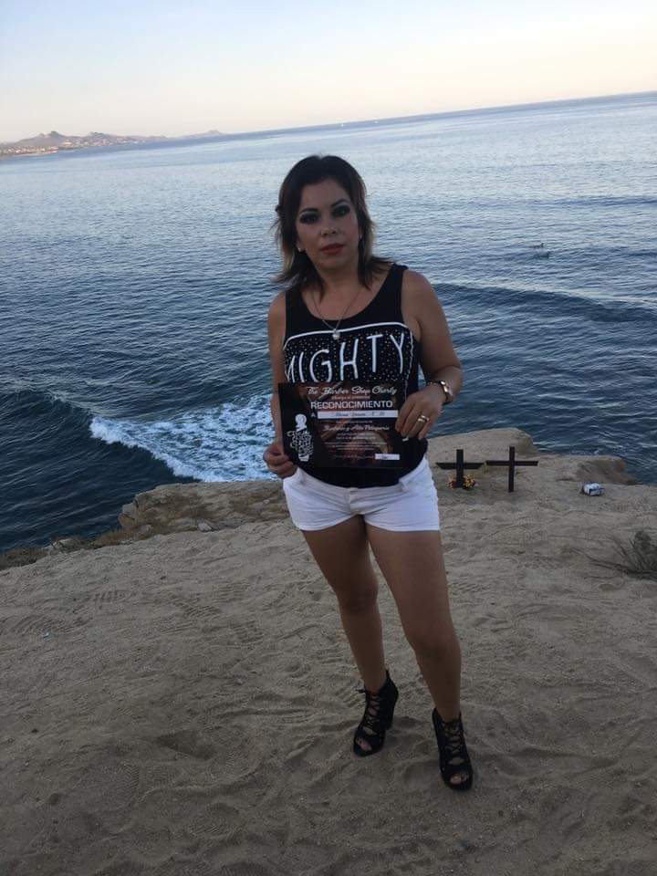 Lara39967331's tweet photo. Mi amiga la estilista que sexy se pone para corrales el pelo a sus clientes en la calle ancha en el zacatal San José del cabo quien la conoce Miriam Yolanda https://t.co/u1ZMaBXVFo