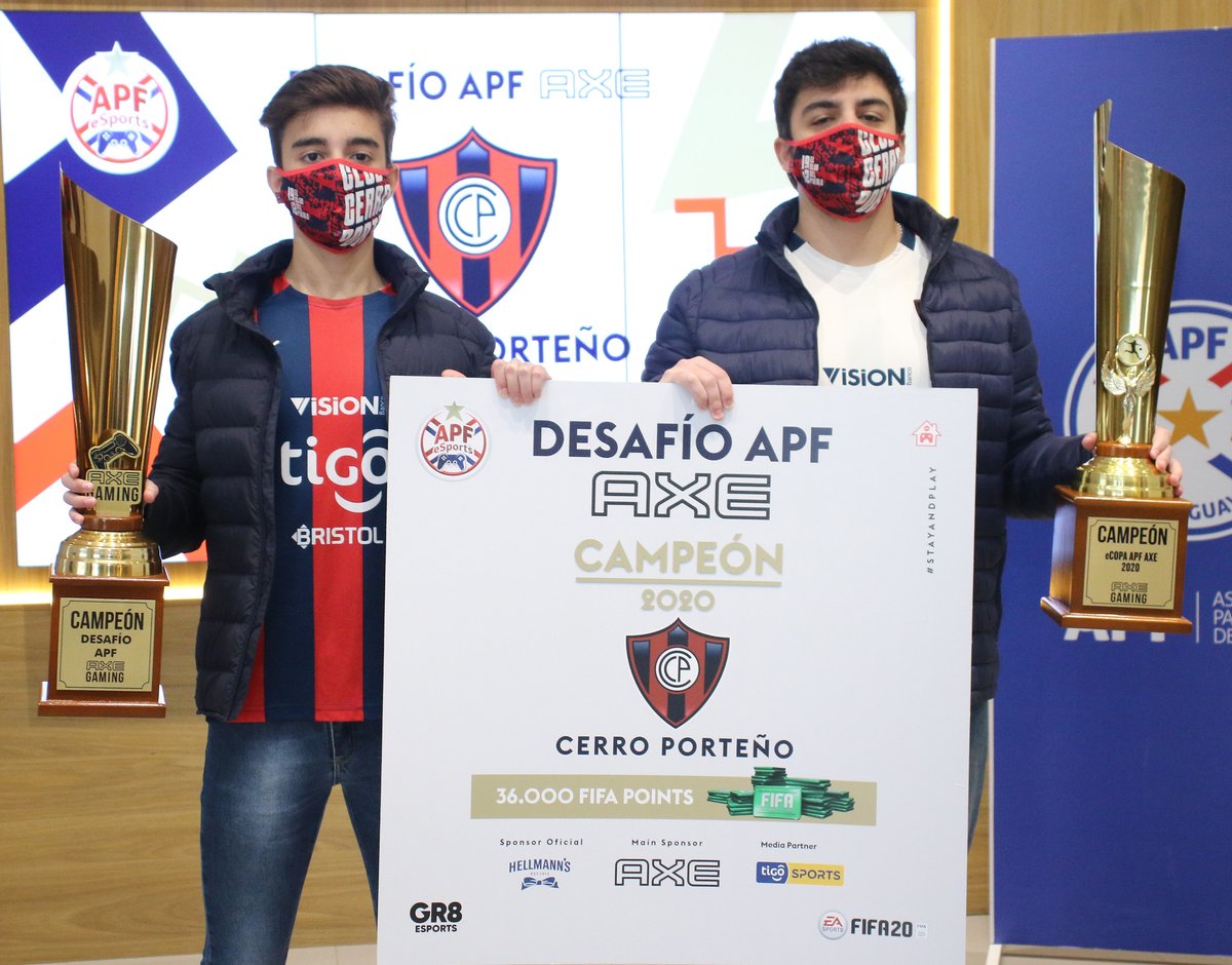 AxeParaguay's tweet photo. Hoy recibieron su segundo trofeo los bicampeones del #DesafíoAPFAxe 🥳 @marce_sanchez_p y @Franturtola 🏆
@eSports_CCP suma una copa más! ⚽️🎮
@APFeSports https://t.co/pOM2wenmcK