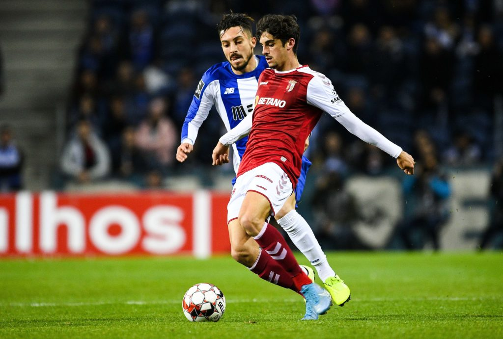 Son jeu de passes est peu varié. 77% de passes converties, 36% de passes en profondeur complétées et 39% de passes longues converties*. Tout comme sa technique de dribble, sa technique de passes surpasse la moyenne portugaise.*Stats valables à l'arrêt du champ.  en mars 2020.