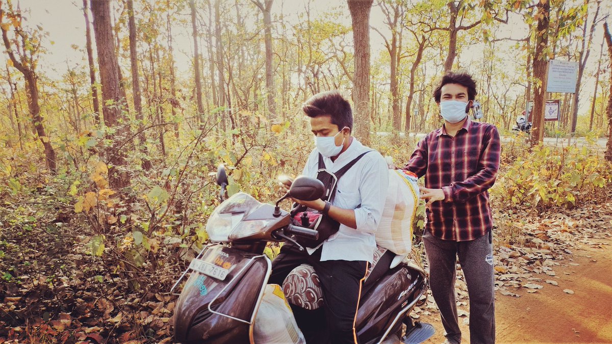 MRILANKA's tweet photo. লোক ডাউনের মধ্যে একদিন জঙ্গলে হারিয়ে দুজনে😃🤔

আমি মোবাইলে রাস্তা খুজছি আর Sk Aminuddin দা পোজ দিয়ে ছবি তুলছেন😃💓 https://t.co/TbXNKKzAif