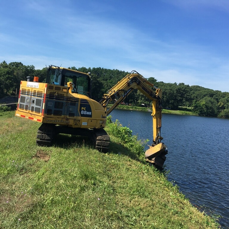 mrdirtrich's tweet photo. Back out #bushwacking our #PC88 equipped with a #brownbronto Evo mulching mower as we maintain the banks of this reservoir. This DPW has us clearing on several dams as we traverse with rubber coated tracks! #publicworksmakesithappen https://t.co/SkJ3lttgCe
