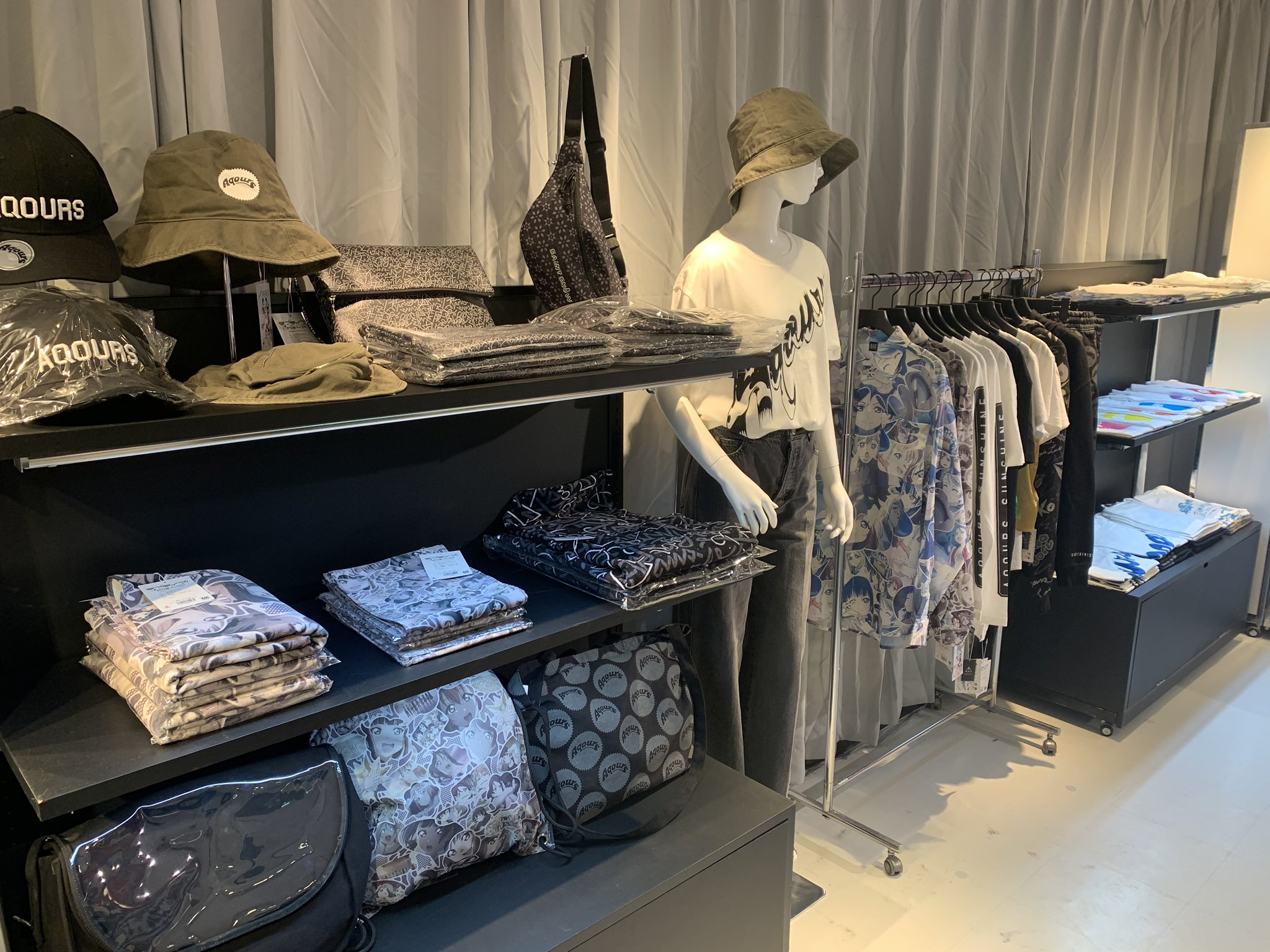 تويتر R4g Official على تويتر 池袋サンシャインシティ店 ただ今店頭で取り扱い中のラブライブ サンシャイン のラインナップは小物やバッグなども充実しております 帽子やバッグは一年中使えるアイテムですのでオススメです R4g ラブライブ ラブ