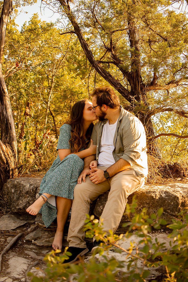 pairahslacks's tweet photo. Paul &amp; Sarah sittin in a tree 
K-I-S-S-I-N-G https://t.co/mldL3tycC7