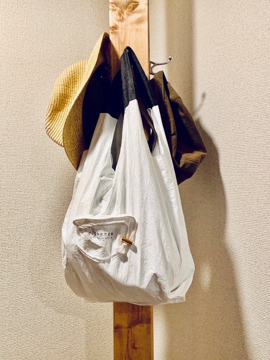 AtelierDistance's tweet photo. #エコバッグ どこにでも持ち歩くようになったんだけど、今販売しているこのバッグはやっぱり軽くて便利。 #タイベック は素材としてくしゃくしゃになって紙のようで不安だと思っていたけど普通に使えば破れない。なんだか不思議な使用感。

https://t.co/MKUNEhesAp https://t.co/eNapkk6BD2