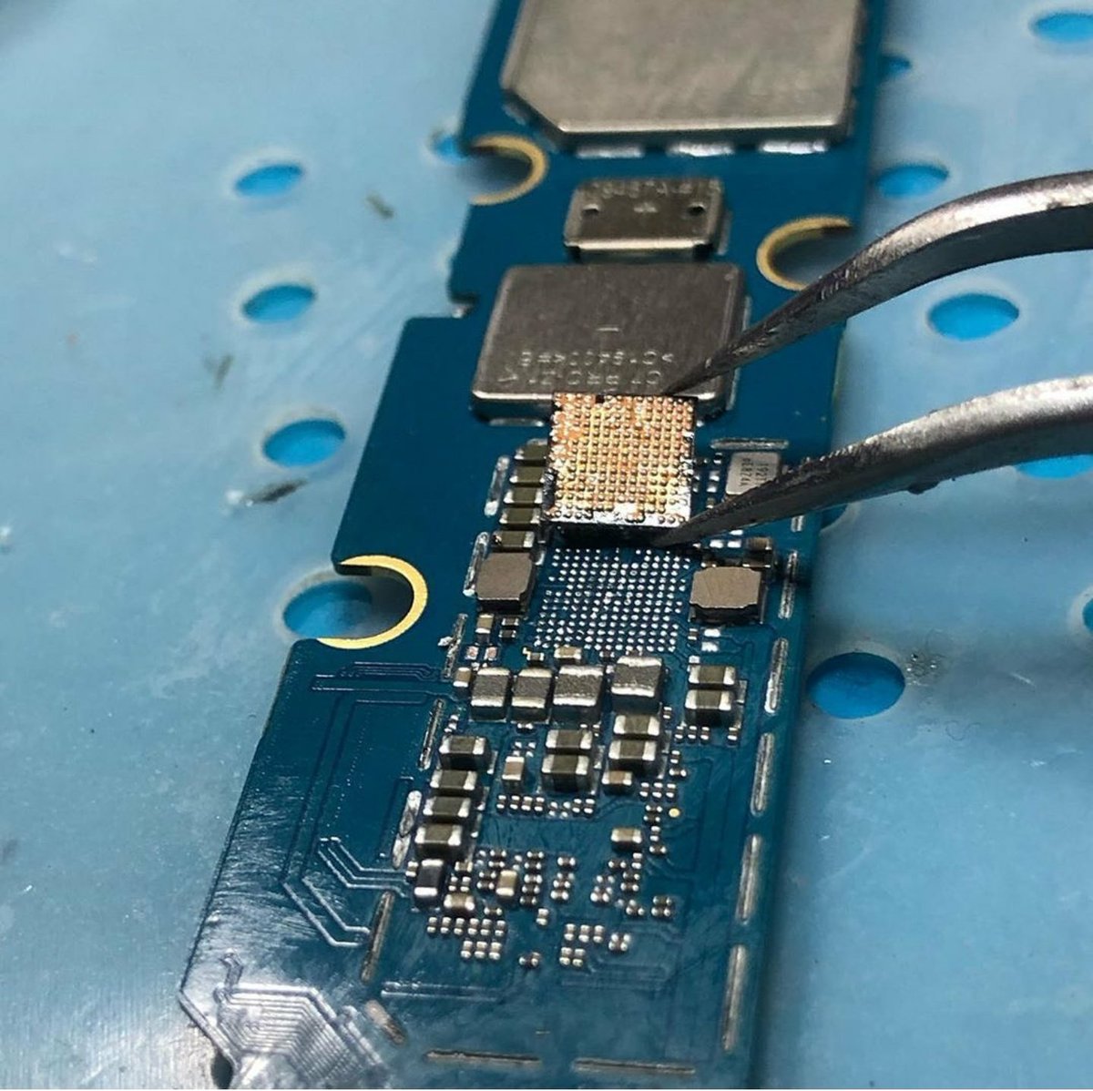 HQ_NextPCB's tweet image. It’s really important to repair electronics to reduce e-waste. Big part of worlds waste is old electronic devices.

//📸: @yagorepair 

—
Check out our offer:
1-2 layer PCB - 0$
4-layer PCB - 12$

#nextpcb #chinapcb #pcbmaker #maker #pcbfactory #arduino #diyelectronics #soldering