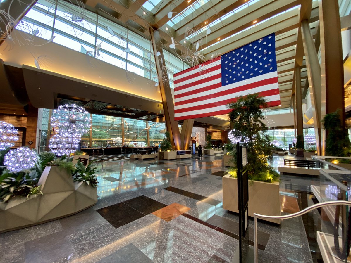 And Aria VII. You’ve never seen the lobby like this, or Julian Serrano like this, at least at this hour. Or The Pub. – bei  ARIA Resort & Casino