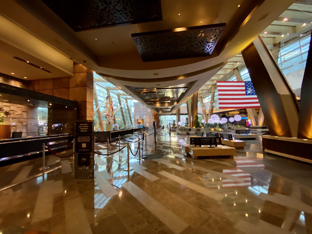 And Aria VII. You’ve never seen the lobby like this, or Julian Serrano like this, at least at this hour. Or The Pub. – bei  ARIA Resort & Casino