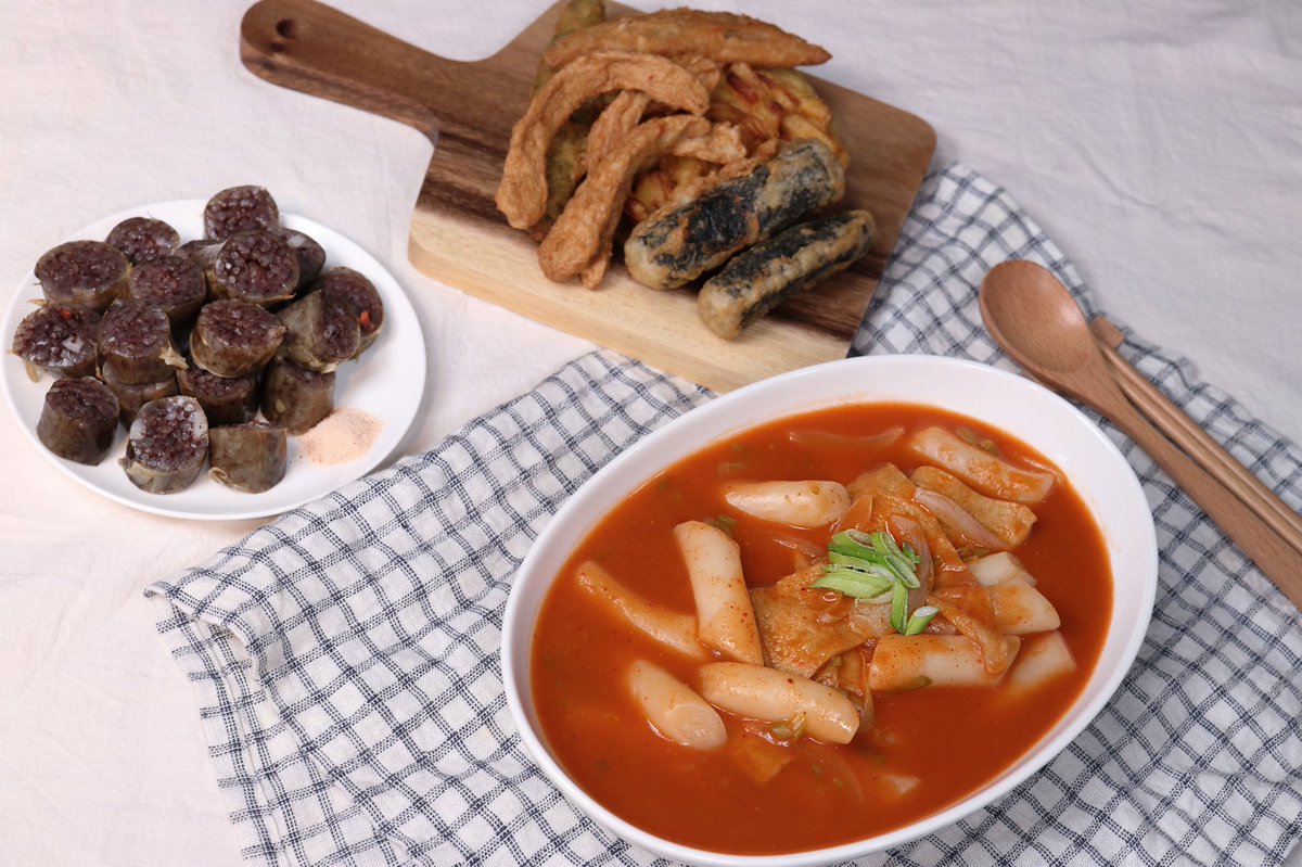 5cho_kimchi's tweet photo. Korean best street food
Do you know Tteotisun?
It's tteokbokki, fried food, and soondae set menu🥢

5seconds kimchi &amp; tteokbokki recipe is coming soon♥️
#tteokbokki #koreanfood #streetfood #foodie #bestmenu #korea #yummy #delicious #떡볶이 #떡튀순 #레시피 https://t.co/b5d2L0aOWn