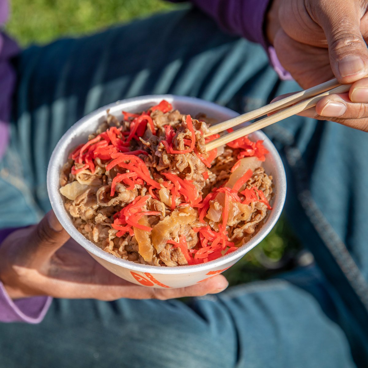 Yoshinoya's tweet image. It’s #TakeoutTuesday, so leave the cookin’ to us.😏
Order your fave bowl for takeout or delivery on the Yoshinoya app or at order.yoshinoyaamerica.com

#GreatAmericanTakeout #YoshinoyaAmerica