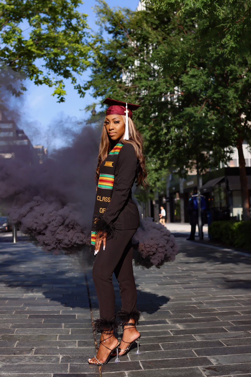 Ayeee_Ki's tweet photo. Forgot to post my grad pics on twitter so here y’all go 🥰 https://t.co/J2tYV6yzOQ