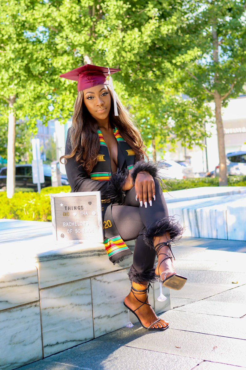 Ayeee_Ki's tweet photo. Forgot to post my grad pics on twitter so here y’all go 🥰 https://t.co/J2tYV6yzOQ
