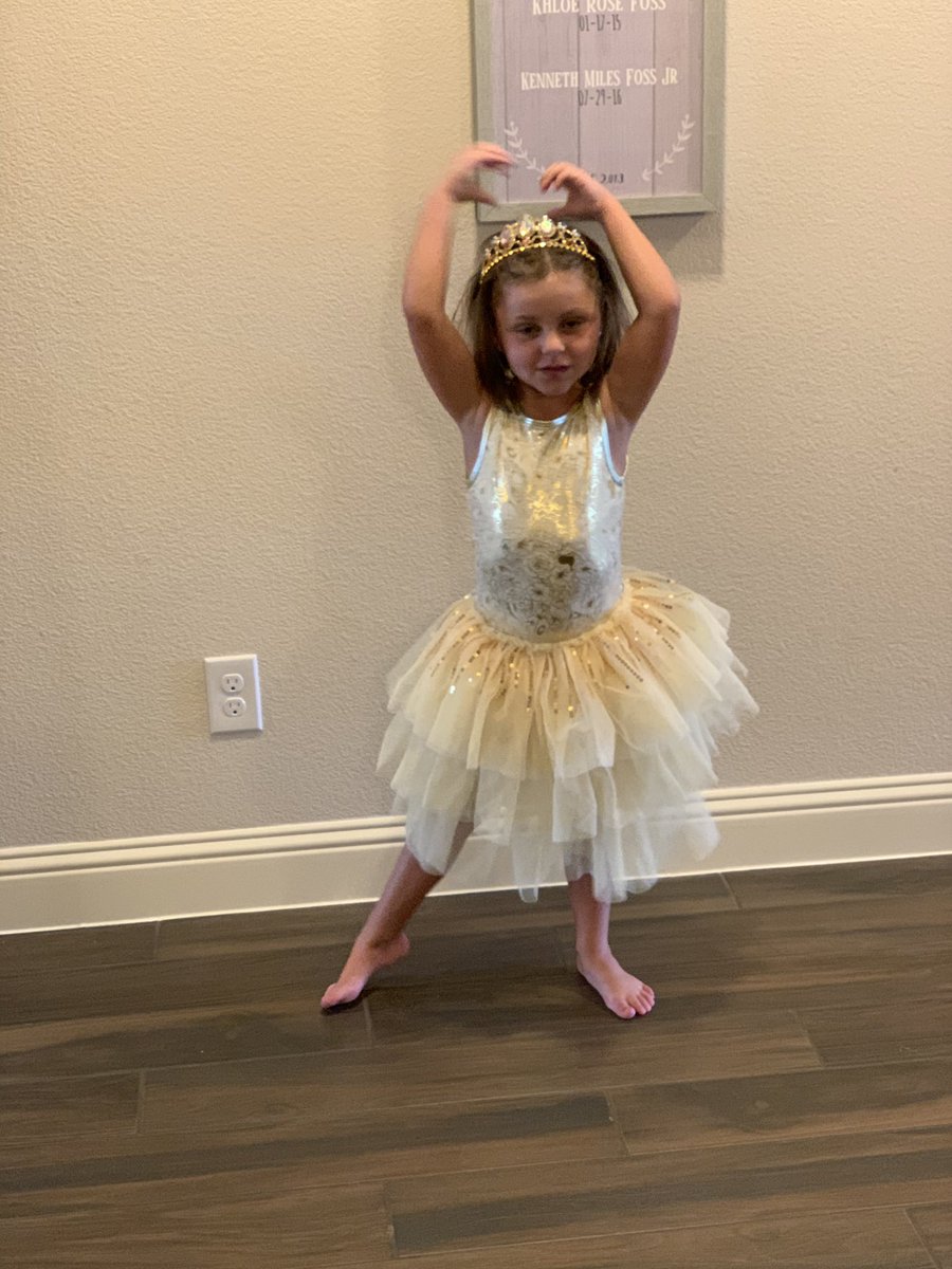 jenny_foss's tweet photo. All ready for her bubbas birthday cake #princesskhloe https://t.co/8ulDSOmZVj