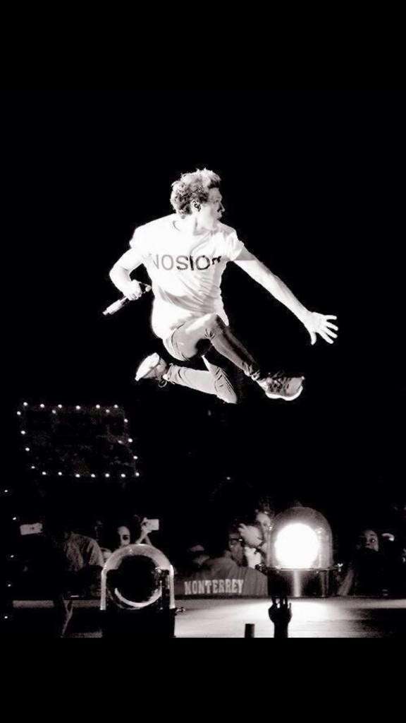 Syndrome_Harry's tweet photo. Il salto di Niall Horan manca a tutti pure alle persone che mentono. https://t.co/cnLowbK7yE