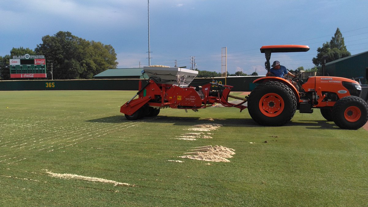UCSPORTSTURF's tweet photo. @ashley_a_gaskin #PureGreenLLC #Redemix #VertiQuake #Sandmaster doing work today at Elam Stadium https://t.co/JDSOpxUovg