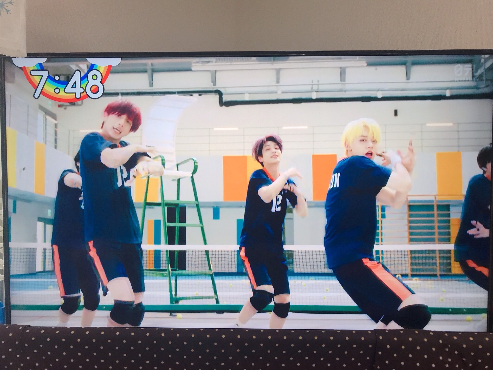 とも 詳しくないんだけど韓国のグループ 1 2枚目 からの Spyairのアイム ア ビリーバー 3 4枚目 で完全に ハイキューにしか見えなかったんだが Zip T Co B8dvhgcdxp Twitter