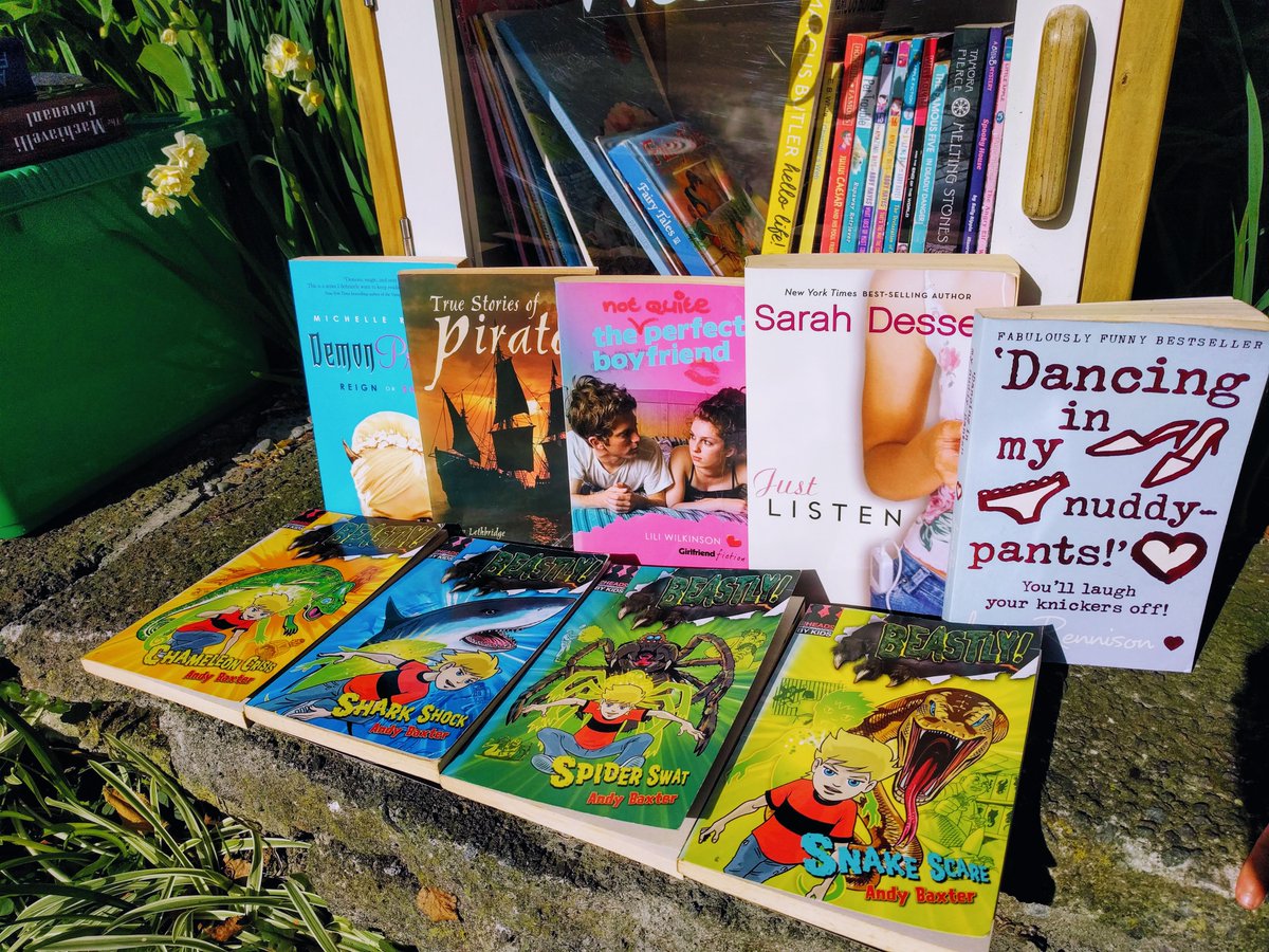 TeHenuiLibrary's tweet photo. Some of the fresh books going into the little free library today. Thanks for sharing your awesome reads! (P.S. The Goodbye Man by Jeffery Deaver is brand new and has just recently come out... 😲😍)

#littlefreelibrary #loveabook #takeabook #shareabook #newplymouth https://t.co/IyaYi08Gua