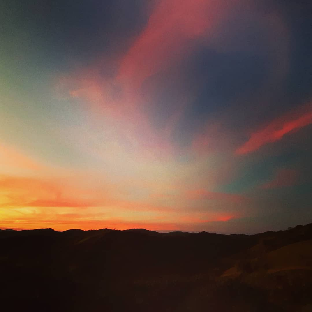 valedocaferio's tweet photo. 📍Aqui no Vale do Café, o amor está sempre no ar! Mas, ultimamente ele tem ficado mais intenso durante a Hora Rosa. É a aurora boreal do Vale, um por do sol deslumbrante. Que dá para ver do Uaná Etê com um rosé bem gelado! Saiba mais nas nossas redes! 👇
https://t.co/cQuSaT2kwn https://t.co/qIn0SklCOC
