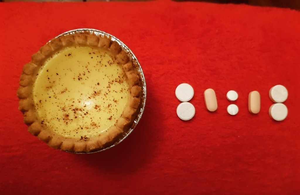IBDBatman's tweet photo. Day 135 of #12WeeksofIsolation 

Egg Custard Tart ..... because it makes taking my pills easier 😉😋🤗

Stay Home 
Stay Safe ❤
😘💋 #IBDBatman 
#IBDSuperHeroes #IBDLife #Crohns #Colitis #IBD #HighRiskCovid19 #Convid19 #StayHome #sheilding #sickbutinvi… https://t.co/6emwFO2NT7 https://t.co/QUwIlunyih