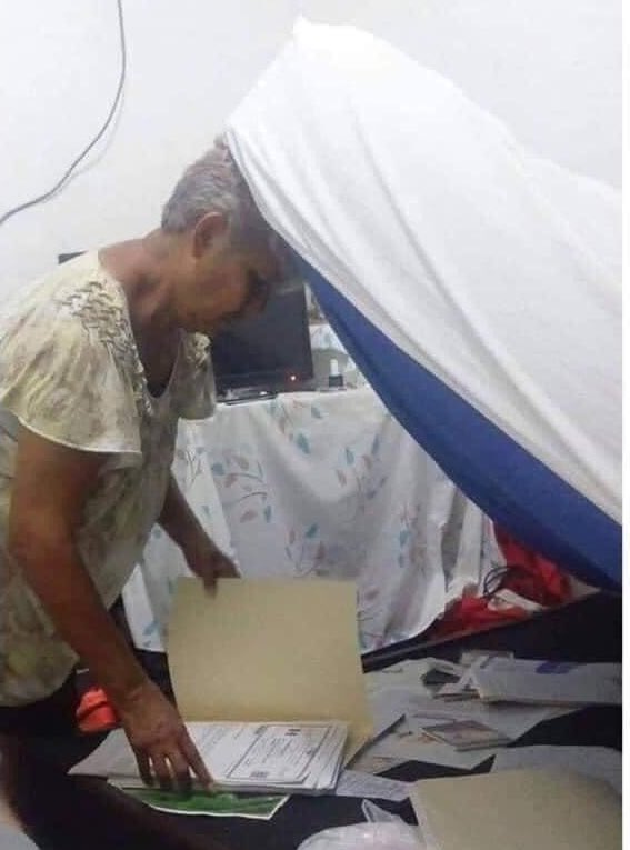 Estupidxmis20's tweet photo. Mi mamá sacando las escrituras de la mansión en la caja fuerte https://t.co/ia0rbU5XYY