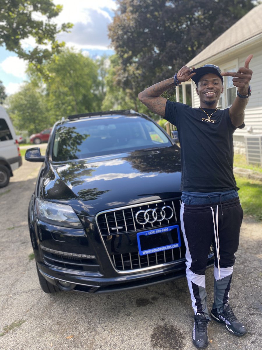 _itSIX_'s tweet photo. Tell a hater I Said..(this ain’t my car and my chain fake 🤷🏾♂️) #ItSix on all streaming platforms ⚡️💙 https://t.co/ueIOtwheSY