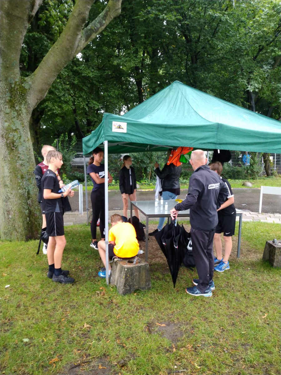 ATR010's tweet photo. Afgelopen zaterdag viel er motregen, maar de MiLa's van het ATR die niet op vakantie zijn gaan gewoon door #av40 #avSpado #avFortuna #PAC #aav36 #cavEnergie #scReeuwijk #avSpirit #Fortius #Olympus70 #RotterdamAtletiek #HaagAtletiek #LeidenAtletiek #ATR #MiLa #plezier https://t.co/MwJZE0a7iy