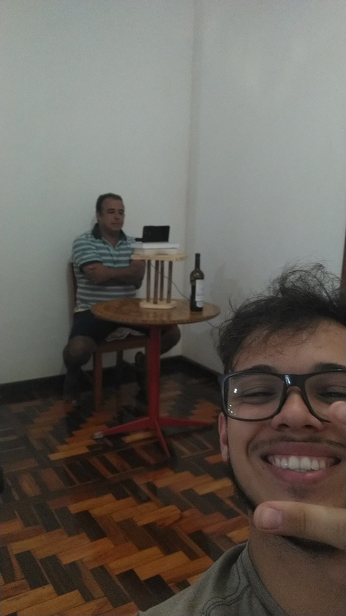 11Oliveira09's tweet photo. Meu pai fazendo Live e eu aqui rachando kkkkkkk https://t.co/XA8nee7L7w