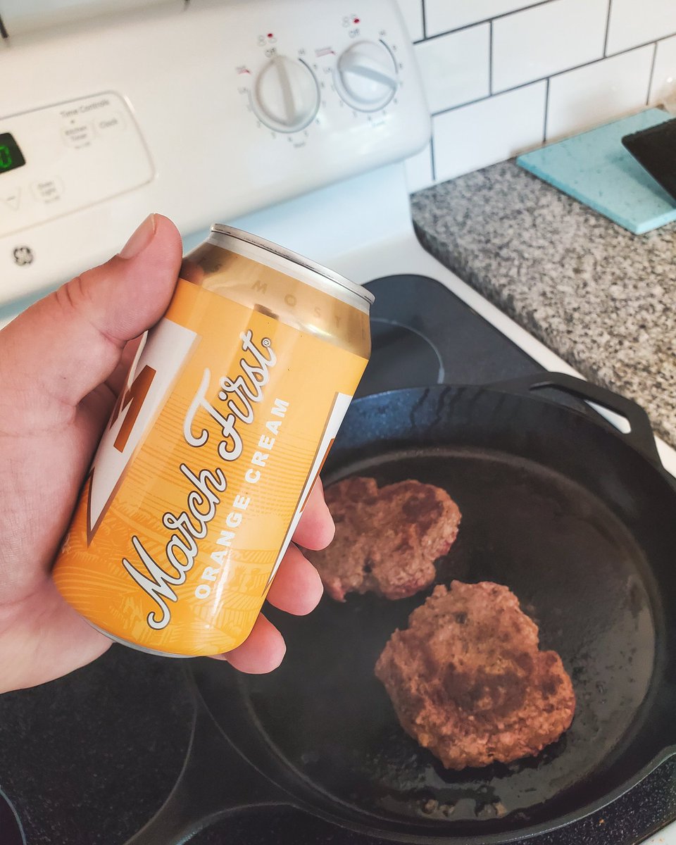 joshfromcincy's tweet photo. Burgers and beers? Yes please! No grill at the new house yet so cast iron will do! #cincybeer #ohiobeer #m1brew #drinklocal #brewtography #beerme #craftcans #beer #summerbeer #burgers #food #foodie https://t.co/8XubemQ8LE